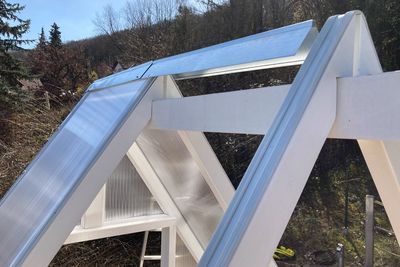 Der Giebel und die Sparren bei der Montage der Steinplatten.