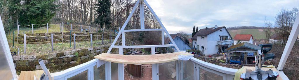 Mein Blick beim einpassen der Dreiecksprofile als Halter der kleinen Seitenfenster.